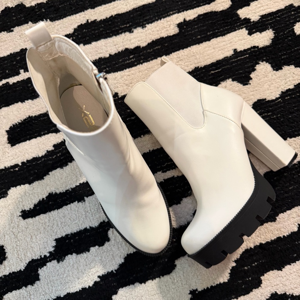 White Platforms Booties NWOT - Picture 3 of 3